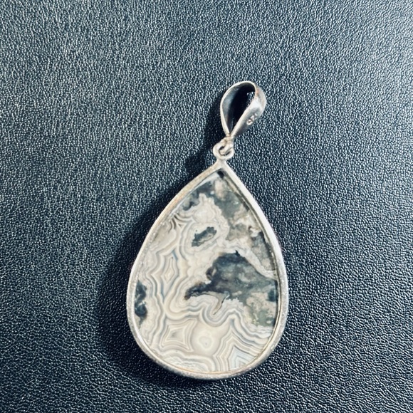 Elegant Black and White Teardrop Pendant - Picture 4 of 5